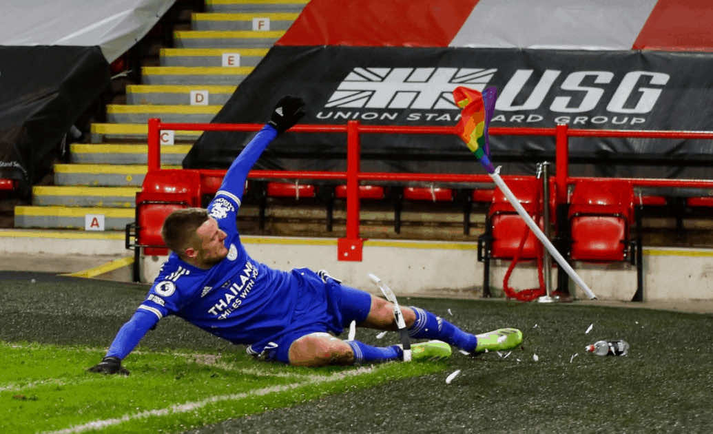 جيمي فاردي يكسر علم المثلية الجنسية ، علم قوس قزح بعد تسجيل هدف في مباراة ليستر سيتي وشيفيلد يونايتد