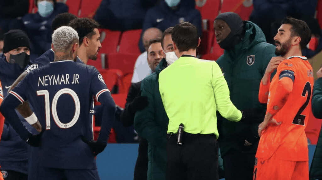 اعتراض ديمبا با على الحكم الرابع الروماني كونستانتين سيباستيان كولتيسكو - صور Getty