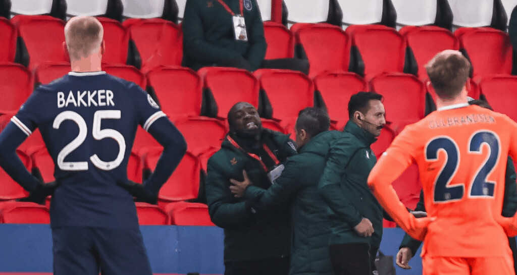 اعتراض بيير ويبو مدرب باشاك شهير التركي على الحكم الرابع الروماني كونستانتين سيباستيان كولتيسكو - صور Getty