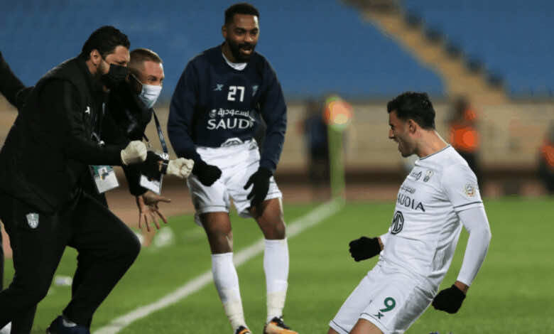 احتفال عمر السومة بهدف فوز الاهلي على الرائد في الدقيقة 92 من مباراة الجولة 10 من الدوري السعودي موسم 2021/2020