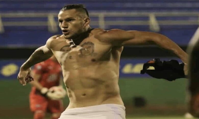 راؤول بوباديلا يخلع سرواله في الدوري الباراجواياني احتفالًا بإحراز هدف