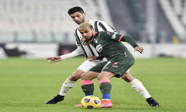 كروتوني يدين الإساءات العنصرية تجاه لاعبه الجزائري وناس