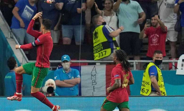 ردًا على انتقادات رونالدو.. الجماهير الفرنسية تقذف كريستيانو بزجاجات كوكا كولا (صور)