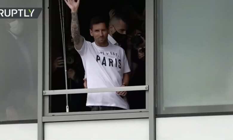 صور وصول ميسي إلى باريس وارتداء قميص باريس لتحية جمهور باريس سان جيرمان - صور Tv