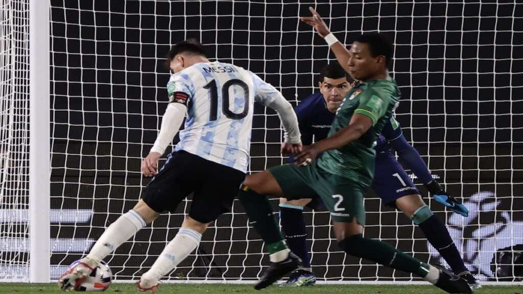ميسي يسجل هاتريك في مباراة الارجنتين وبوليفيا في تصفيات كأس العالم 2022