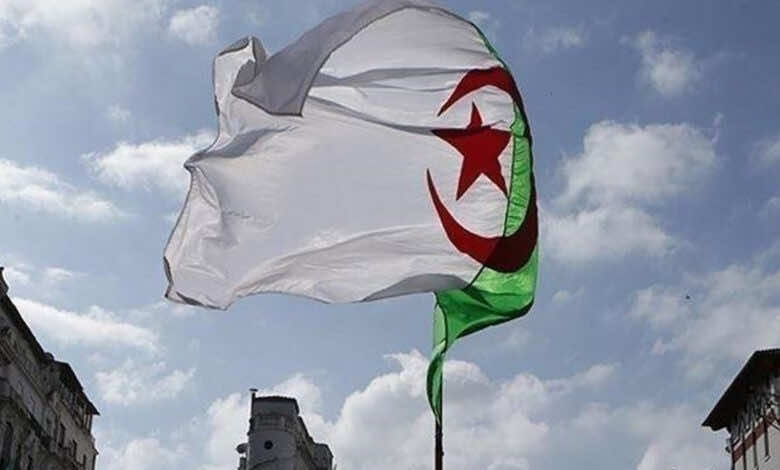 مشجع جزائري يتحدى الإعاقة والمسافة لتشجيع الجيش الملكي المغربي امام شبيبة القبائل
