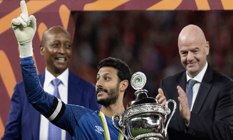 محمد الشناوي يرفع كأس السوبر الأفريقي 2021 في قطر بعد فوز الاهلي على الرجاء - صور Getty
