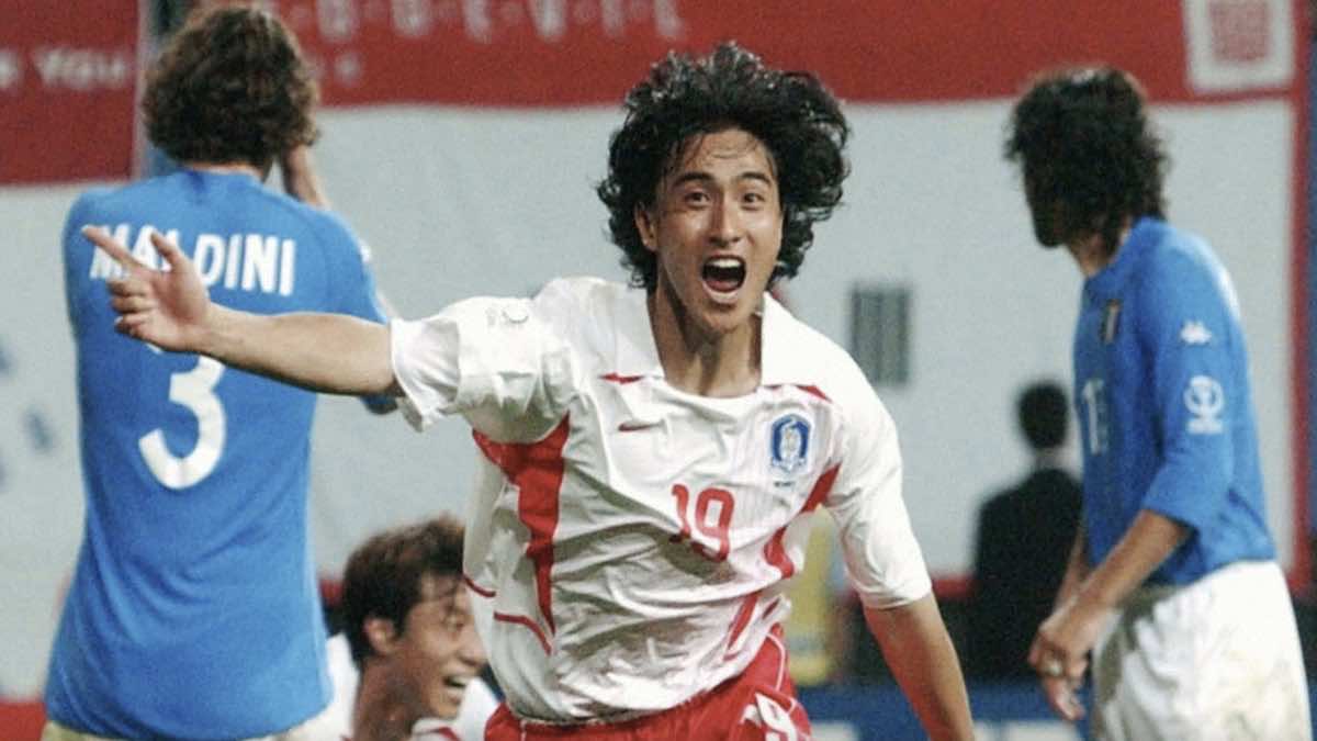 لاعب منتخب كوريا الجنوبية آهن جونج هوان يسجل هدف فوز بلاده على ايطاليا في كأس العالم 2002