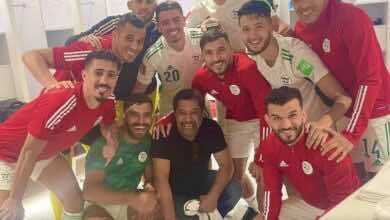 صورة | الشاب خالد يحتفل مع بونجاح ونجوم الجزائر بأول فوز في كأس العرب 2021