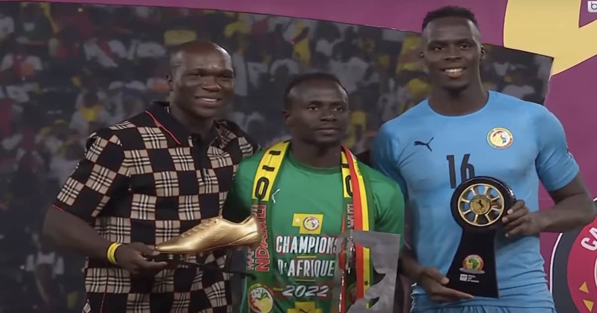 ميندي يحتفل بتتويجه غير المنطقي بلقب أفضل حارس مرمى في بطولة أمم أفريقيا