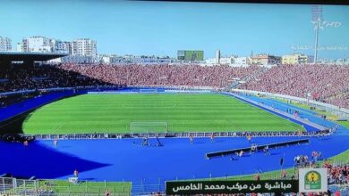 بالفيديو..جمهور الوداد يطلق صافرات استهجان على لافتات الاهلي فور وصول ملعب محمد الخامس