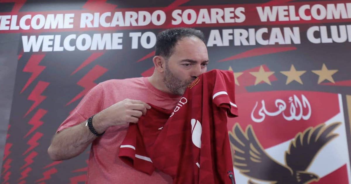 صورة..سواريش بعد تقبيل شعار الاهلي: نمتلك لاعبين مهرة واذكياء، وهذه رسالتي للجماهير