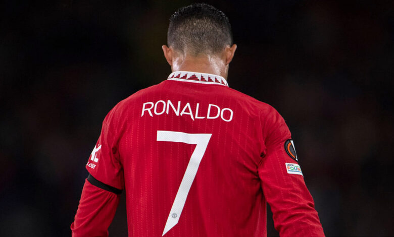 رقم قميص رونالدو مع مانشستر يونايتد يشعل المنافسة بين ثنائي الفريق