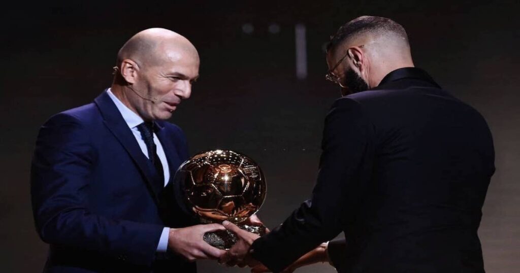 زيدان يسلم بنزيمة الكرة الذهبية لافضل لاعب في العالم 2022 من فرانس فوتبول
