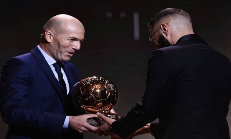 زيدان يسلم بنزيمة الكرة الذهبية لافضل لاعب في العالم 2022 من فرانس فوتبول