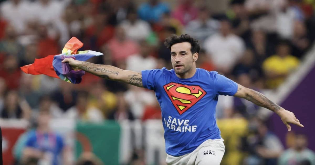 سوبرمان يقتحم ملعب مباراة البرتغال وأوروجواي لإيصال 3 رسائل