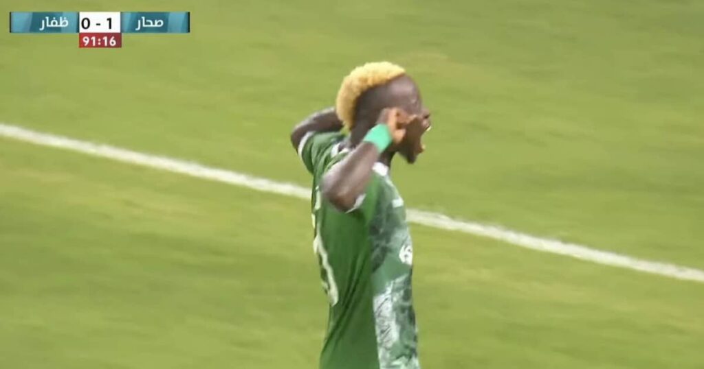 المهاجم النيجيري دانيال إيتور يحتفل بثنائية أمام ظفار في الدوري العُماني