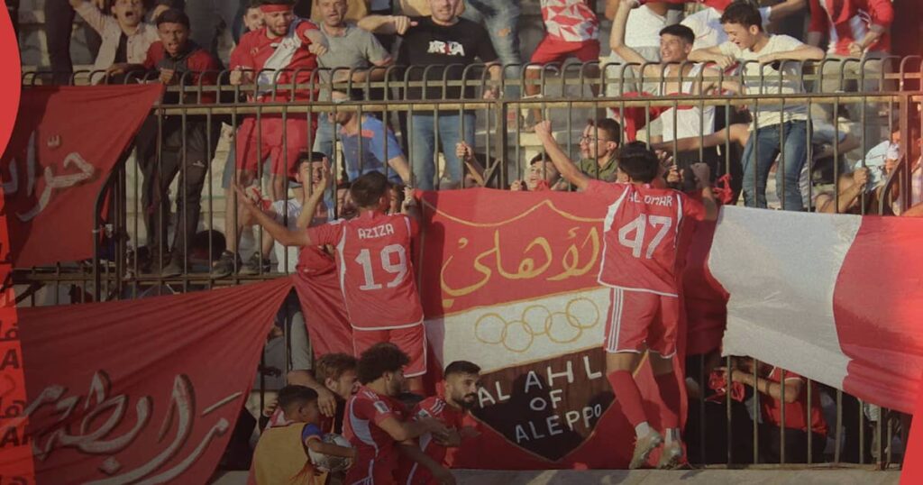 لاعبو اتحاد أهلي حلب يحتفلون مع الجمهور بعد التعادل 2-2 مع جبلة في افتتاح الموسم الجديد من الدوري السوري