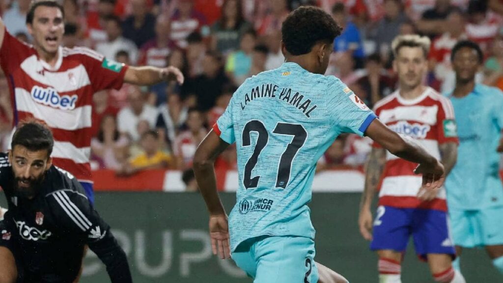 لحظة تسجيل لامين جمال هدف تقليص الفارق في مباراة برشلونة ضد غرناطة بالدوري الإسباني 2023-2024