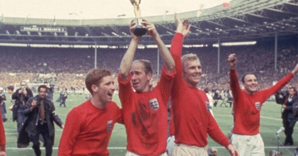 بوبي تشارلتون يرفع كأس العالم 1966 مع منتخب إنجلترا