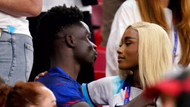 قصة حب نجم أرسنال.. بوكايو ساكا وتولامي بينسون بعيدًا عن الأضواء