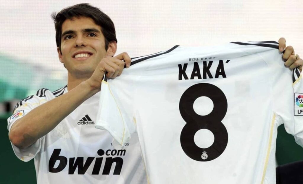 ريكاردو كاكا عند توقيعه مع ريال مدريد واختيار رقم 8