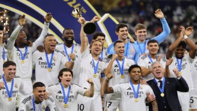 لوكا مودريتش يحمل كأس إنتركونتيننتال 2024