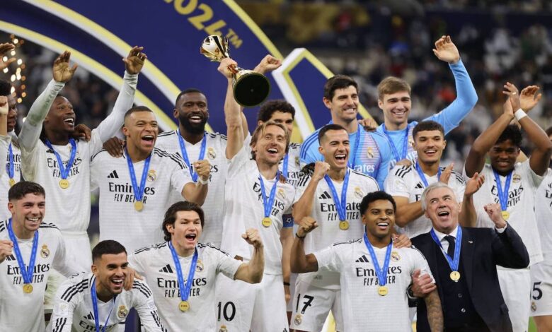 لوكا مودريتش يحمل كأس إنتركونتيننتال 2024