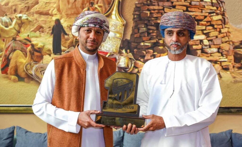 نادي اتحاد جدة يهدي درعه الخاص لنادي النصر العماني في احتفالية النصر بذكرى التأسيس 55