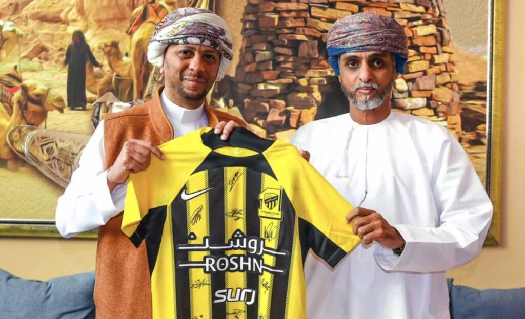 نادي اتحاد جدة يهدي قميصه الخاص لنادي النصر العماني في احتفالية النصر بذكرى التأسيس 55