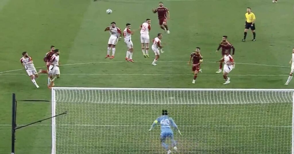 تسديدة عمر خريبين في مباراة الوحدة والشارقة 23-12-2024