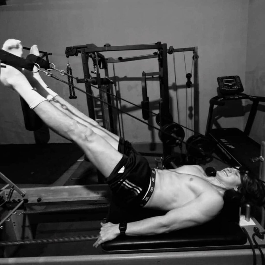 خوان مارتينيز مدافع ريال مدريد في صالة الألعاب الرياضية