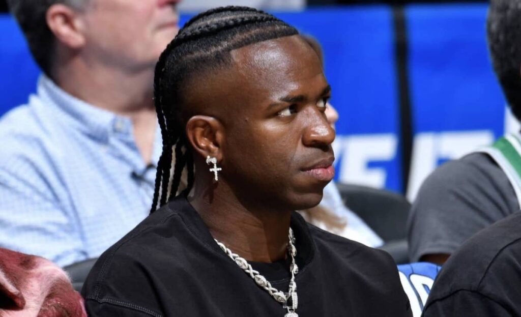 قلادة ضخمة وتسريحة شعر جديدة لنجم ريال مدريد فينيسيوس جونيور أثناء تواجده في أورلاندو