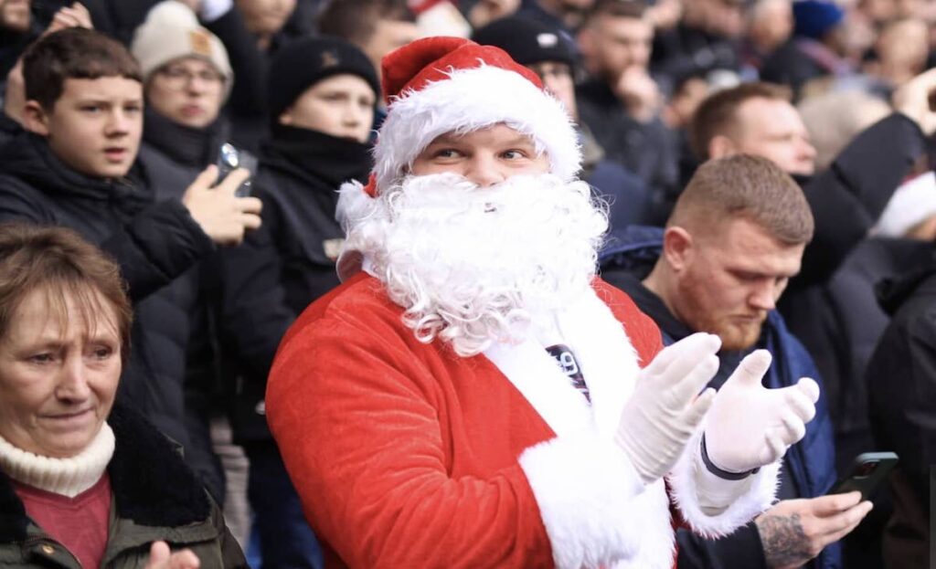 مشجع يرتدي ملابس سانتا كلوس في يوم البوكسينغ داي بالدوري الإنجليزي
