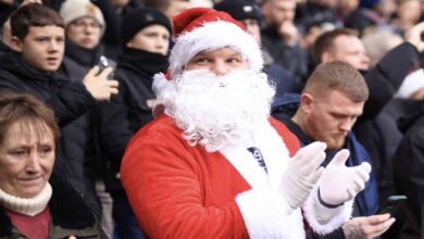 مشجع يرتدي ملابس سانتا كلوس في يوم البوكسينغ داي بالدوري الإنجليزي