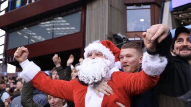 مشجع يرتدي ملابس سانتا كلوس في يوم البوكسينغ داي بالدوري الإنجليزي