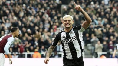 نيوكاسل يصعق أستون فيلا "المنقوص" بثلاثية في البوكسينغ داي