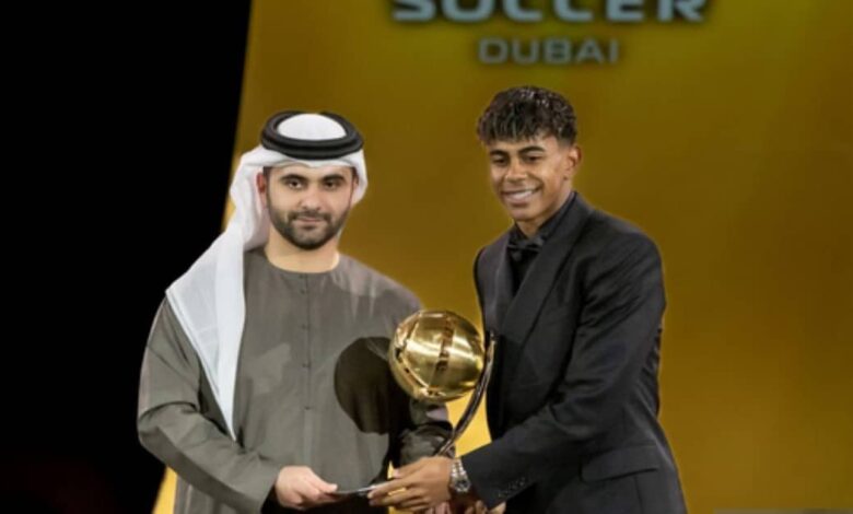 ريو فرديناند وكابيلو وبيكيه يشيدون بلامين يامال في حفل جوائز جلوب سوكر