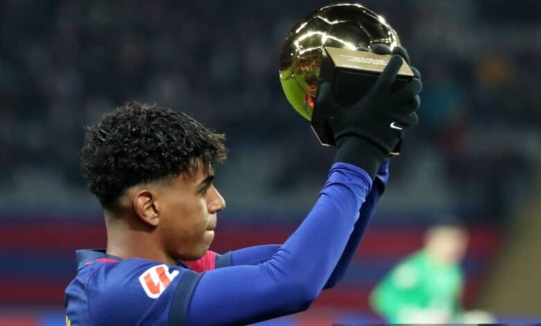 ميسي يبعث رسالة الى لامين يامال بعد تتويجه بلقب الجولدن بوي