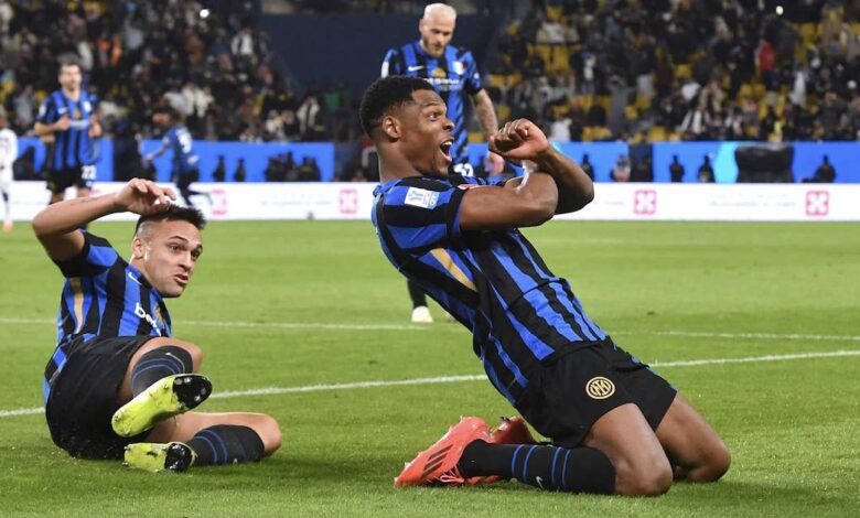 دينزل دومفريس يحتفل بهدفه في مباراة الإنتر وأتالانتا بنصف نهائي السوبر الإيطالي