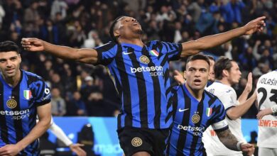 دينزل دومفريس يحتفل بهدفه في مباراة الإنتر وأتالانتا بنصف نهائي السوبر الإيطالي