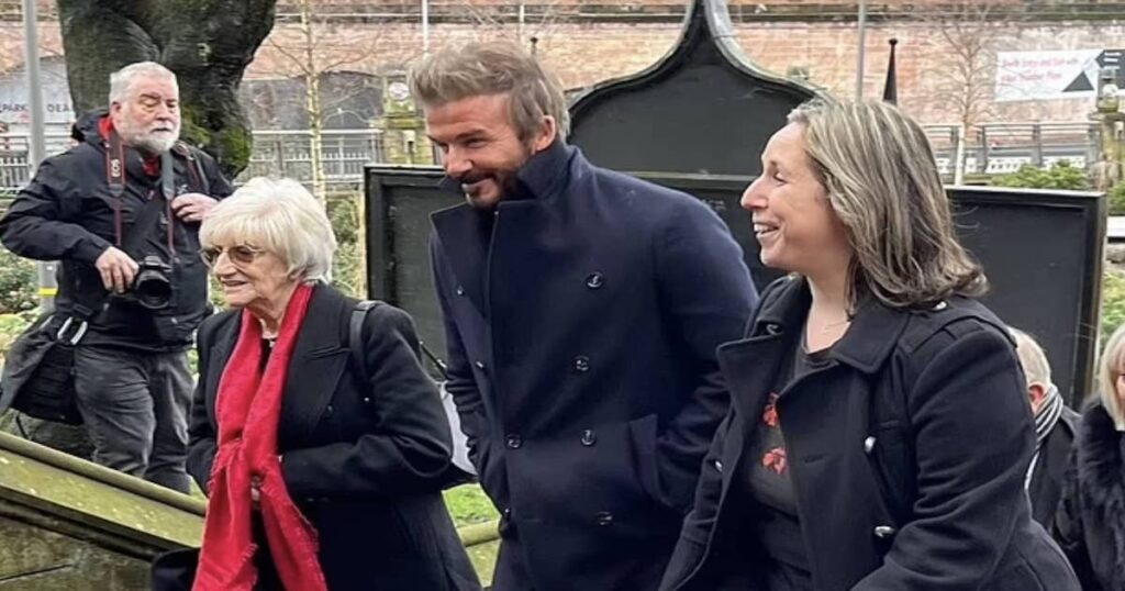 ديفيد بيكهام في حفل تأبين أكبر موظفة في تاريخ مانشستر يونايتد كاث فيبس