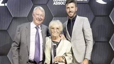 مايكل كاريك وفيرغسون مع كاث فيبس أكبر موظفة في تاريخ مانشستر يونايتد