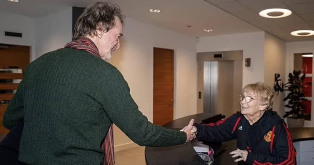 المالك المشارك في مانشستر يونايتد سير جيم راتكليف يصافح الموظفة كاث فيبس