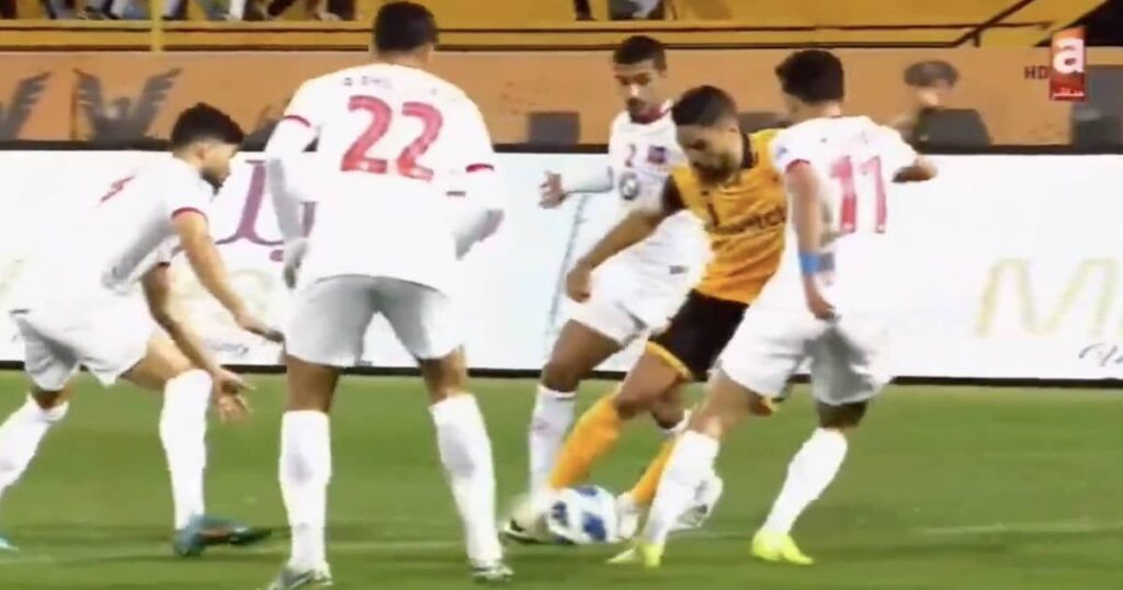 ركلة جزاء غير محتسبة لنادي القادسية أمام الكويت للاعب إسماعيل خافي ضد محمد دحام