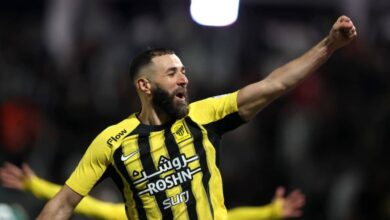 كريم بنزيما يدعم ريال مدريد خلال زيارته للفريق في جدة