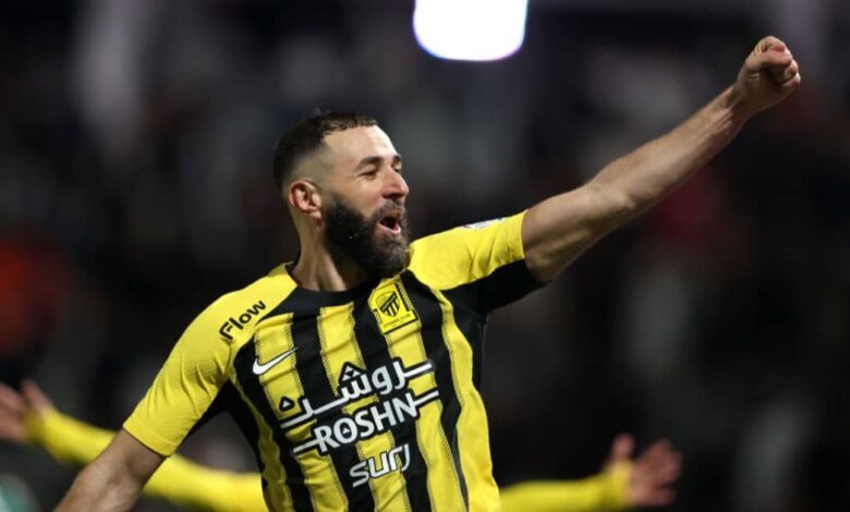 كريم بنزيما يدعم ريال مدريد خلال زيارته للفريق في جدة