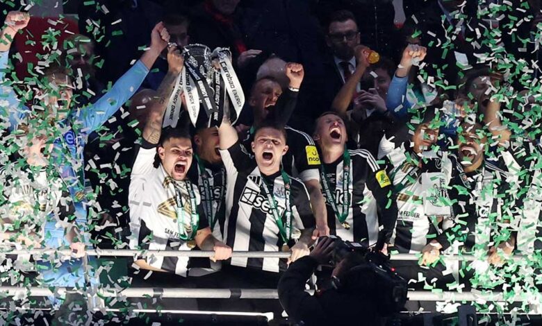 نيوكاسل ينهي انتظار 70 عامًا ويتوج بكأس الرابطة الإنجليزية في ليلة قهر ليفربول