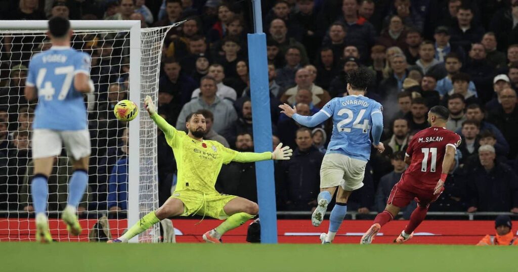 في مباراته الـ 1000 غوارديولا يصفع سلوت ويُربك جماهير ليفربول.. ويضيق الفارق مع أرسنال