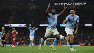 في مباراته الـ 1000 غوارديولا يصفع سلوت ويُربك جماهير ليفربول.. ويضيق الفارق مع أرسنال